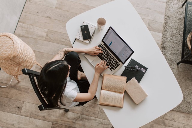2 Cara Daftar Nomor Telkomsel. Foto:Pexels/Vlada Karpovich.