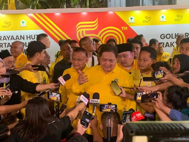 Ketum Golkar Airlangga Hartarto usai perayaan HUT ke-59 partai di Kantor DPP Golkar.  Foto: Paulina Herasmaranindar/kumparan