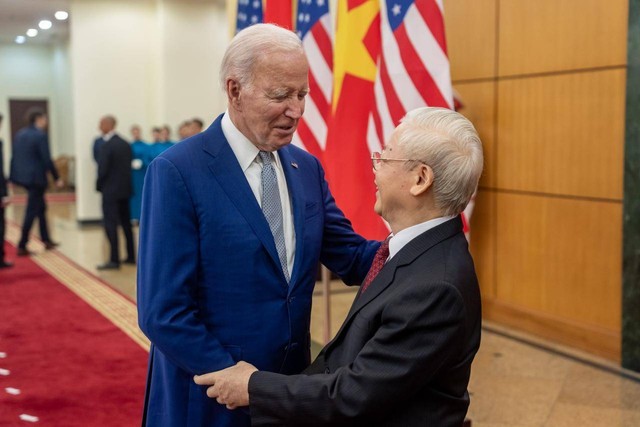 Sekretaris-Jenderal Partai Komunis Vietnam Nguyen Phu Trong (kanan) bersalaman dengan Presiden Amerika Serikat Joe Biden di Hanoi. | Sumber: X/@POTUS