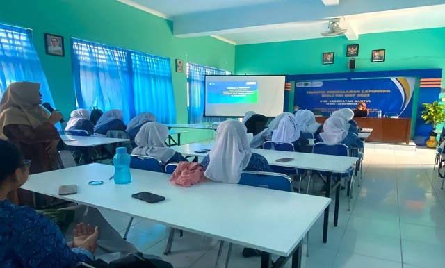 Tim PKM Universitas Ahmad Dahlan (UAD) Edukasi Siswa SMK Kesehatan Bantul Olah Tanaman Herbal Jadi Permen Jeli (Dok. Istimewa)