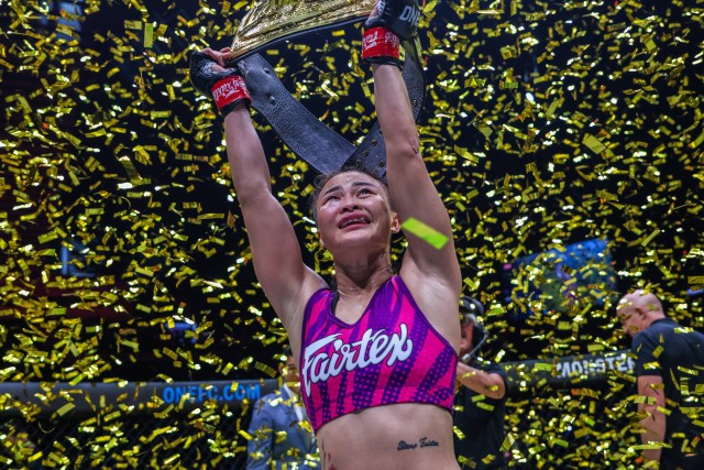 Juara Dunia ONE Women's Atomweight MMA, Stamp Fairtex. Foto: ONE Championship