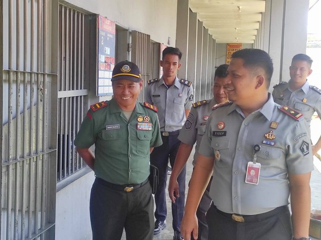 Terima Kunjungan Danramil, Kepala Rutan Pasangkayu Kontrol Blok Kamar Hunian Warga Binaan Bersama. Foto: Rutan Pasangkayu/dok (07/11)