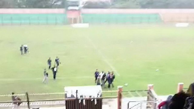 Tangkapan layar saat Tegar Dwi Prasetya digotong ke luar lapangan Stadion Letjend Soedirman Bojonegoro setelah disambar petir. Jumat (03//11/2023) (Aset: Istimewa)