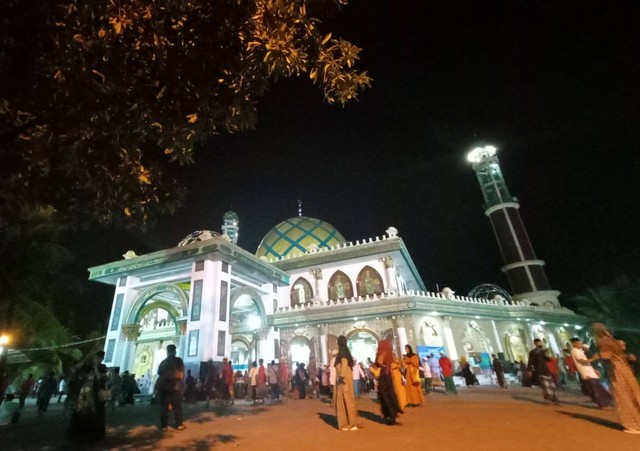 Kemegahan Masjid Syaikhona Kholil di malam hari. Foto-foto: Masruroh/Basra