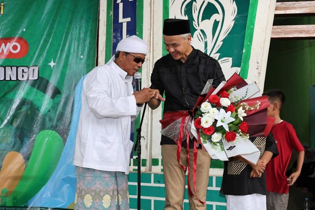 Ganjar Pranowo mendapat cincin ulama Tunisia dari KH. Abdul Hadi saat bersilaturahmi ke Pondok Pesantren Hidayatul Fadhola' Walisongo, Musi Banyuasin, Sumatera Selatan, Senin (6/11/2023). Foto: Dok. Istimewa