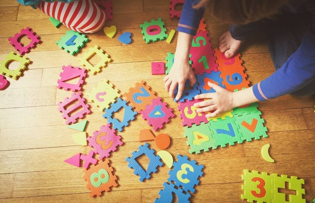 Ilustrasi anak bermain puzzle. Foto: NadyaEugene/Shutterstock