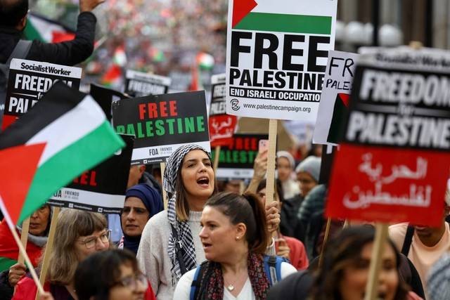 Demonstan aksi dukung warga Palestina di Gaza, di tengah konflik yang sedang berlangsung antara Israel dan kelompok Islam Palestina Hamas, di London, Inggris, Sabtu (21/10/2023). Foto: Hannah McKay/REUTERS