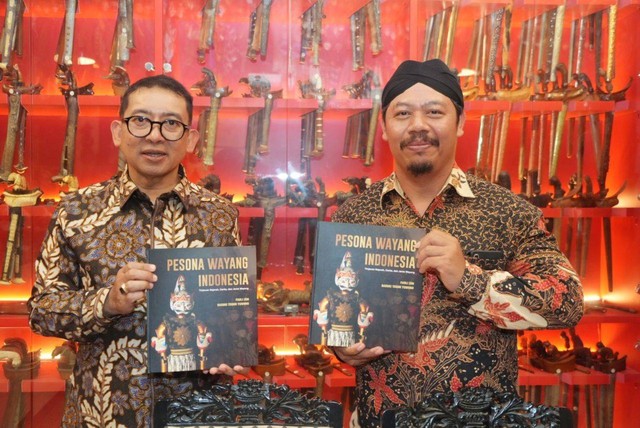 Fadli Zon meluncurkan buku "Pesona Wayang Indonesia" dalam rangka Hari Wayang Nasional yang diperingati setiap tanggal 7 November 2023 di Rumah Kreatif Fadli Zon, Cimanggis, Depok. Foto: Dok. Istimewa