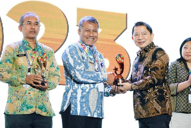 Pj Bupati Temanggung Hary Agung Prabowo menerima pengharagaan SDGs Awards dari Menteri PPN/Bappenas Suharso Monoarfa, di Royal Ambarukmo Yogyakarta, Senin (6/11/2023). Foto: ari/Tugu Jogja