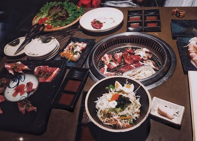 Ilustrasi Korean BBQ di Jakarta Pusat. Sumber foto: Unsplash/Van Thanh