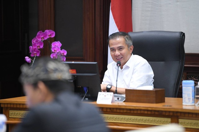 Pj Gubernur Jawa Barat Bey Machmudin. Foto: Pemprov Jabar