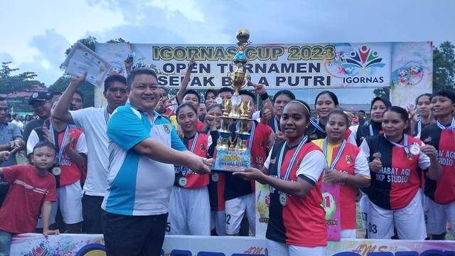 Wakil Bupati Sekadau, Subandrio, menyerahkan piala kepada juara pertama turnamen sepak bola putri Igornas Cup 2023. Foto: Dina Mariana/Hi!Pontianak