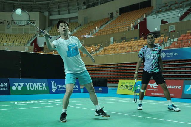 Kevin Sanjaya/Rahmat Hidayat berlatih jelang pertandingan Korea Masters 2023. Foto: Dok. PBSI