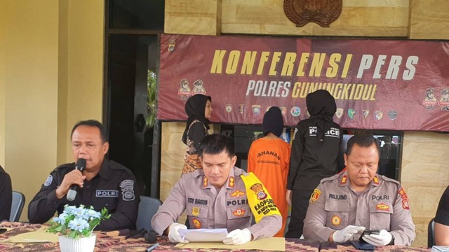 Polres Gunungkidul menampilkan ibu yang bunuh bayinya di Kapanewon Semanu, Selasa (7/11/2023). Foto: Dok. Istimewa