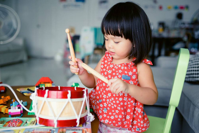 Ilustrasi anak bermain alat musik. Foto: MIA Studio/Shutterstock