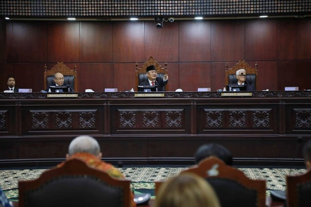 Ketua MKMK, Jimly Asshiddiqie (tengah), Wahiduddin Adams (kiri), Bintan R. Saragih (kanan) saat menggelar sidang pembacaan putusan MKMK, pada Selasa (7/11/2023). Foto: Aditia Noviansyah/ kumparan