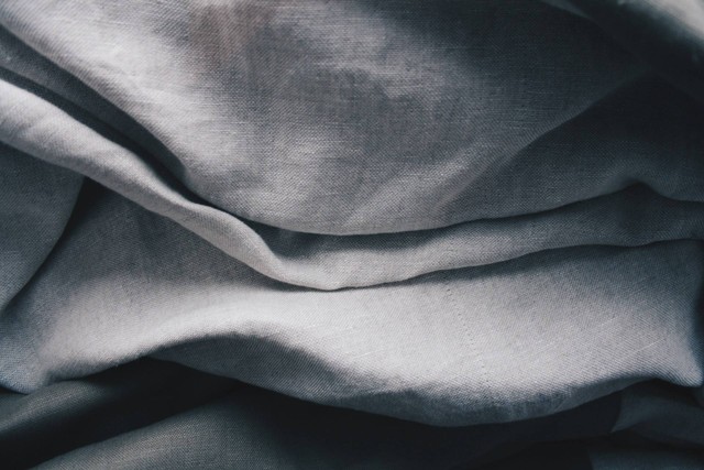 Kain atau Fabric adalah, Sumber: Unsplash/Luca Laurence