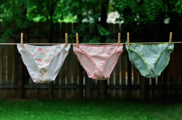 Ilustrasi celana dalam perempuan sedang dijemur. Foto: Shutterstock