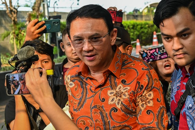 Komisaris PT Pertamina Basuki Tjahaja Purnama alias Ahok (kiri) berjalan menuju mobilnya usai menjalani pemeriksaan di Gedung Merah Putih KPK, Jakarta, Selasa (7/11/2023). Foto: Sulthony Hasanuddin/ANTARA FOTO 