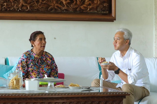 Bacapres Ganjar Pranowo bertemu dengan eks Menteri Kelauatan Susi Pudjiastuti di Pangandaran, Jabar, Selasa (7/11).  Foto: Tim Ganjar