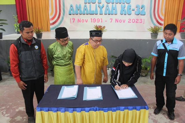 Ketua PWI Sekadau menandatangani MoU dengan SMK Amaliyah Sekadau. Foto: Dok. SMK Amaliyah Sekadau