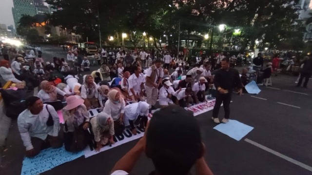 Massa aksi dari Aliansi Masyarakat Jakarta Timur melakukan aksi sujud syukur dalam aksi demontrasi di Patung Kuda, Jakarta Pusat, Selasa (7/11).  Foto: Fadlan/kumparan