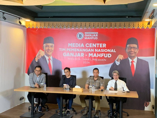 TPN Ganjar-Mahfud preskon tanggapi putusan MKMK soal Anwar Usman.  Foto: Paulina Herasmaranindar/kumparan