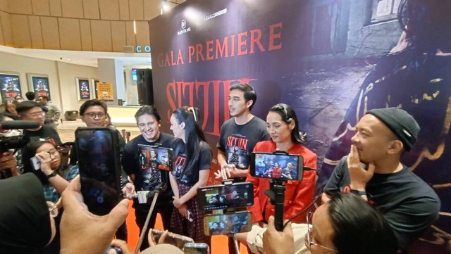 Anggika Bolsterli (kiri), Ibrahim Risyad (tengah), dan Niken Anjani (kanan) usai Press Screening Film Sijjin. Foto: Aprilandika Pratama/kumparan