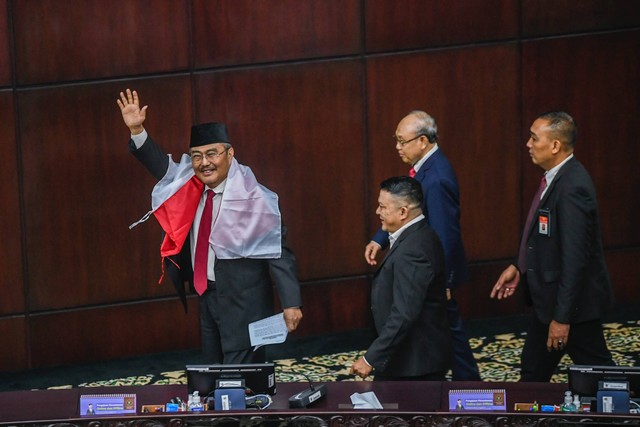 Ketua Majelis Kehormatan Mahkamah Konstitusi (MKMK) Jimly Asshiddiqie (kiri) melamabaikan tangan usai memimpin jalannya sidang putusan dugaan pelanggaran etik terhadap hakim Mahkamah Konstitusi (MK) di Mahkamah Konstitusi, Jakarta, Selasa (7/11/2023) Foto: Galih Pradipta/ANTARA FOTO