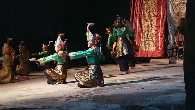 Gambar hanyalah ilustrasi. Foto Penampilan kesenian Tari Piring oleh mahasiswa Program Studi Sastra Minangkabau Universitas Andalas pada ivent Alek Seni pada 25 Mei 2022. Foto oleh Yerri Satria Putra.