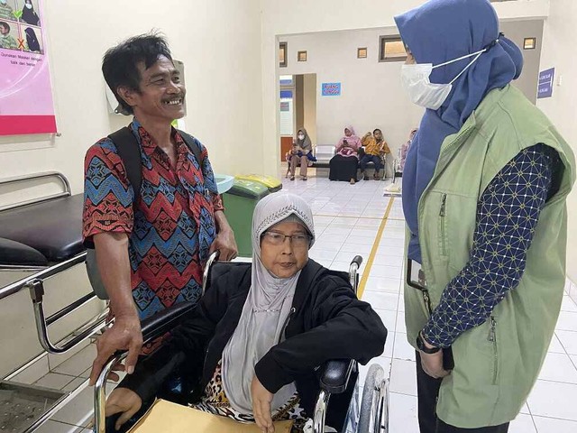 Sarkum dan Nyai Wasti, peserta Jaminan Kesehatan Nasional. Foto: BPJS Kesehatan