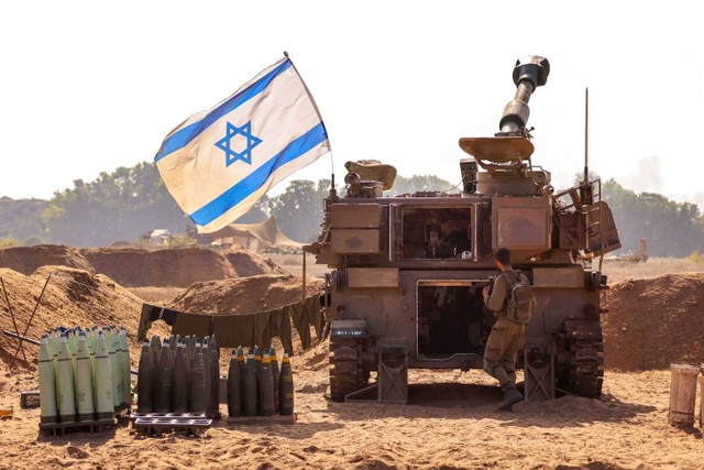 Tentara Israel di posisi dekat perbatasan dengan Jalur Gaza di Israel selatan pada 6 November 2023. Foto: JACK GUEZ / AFP