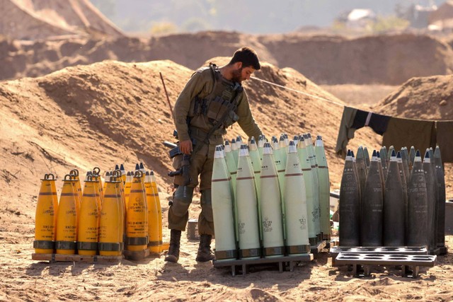 Tentara Israel di posisi dekat perbatasan dengan Jalur Gaza di Israel selatan pada 6 November 2023. Foto: JACK GUEZ / AFP