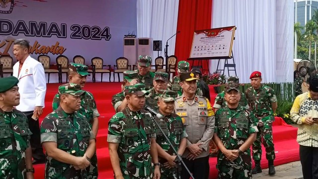 KSAD Agus Subiyanto memimpin apel gelar pasukan pemilu damai di Monas, Rabu (8/11/2023). Foto: Thomas Bosco/kumparan