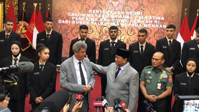 Menhan RI Prabowo Subianto memberikan beasiswa Kemhan RI kepada 22 calon mahasiswa dari Palestina di Kantor Kementerian Pertahanan Republik Indonesia, Jakarta Pusat, Rabu (8/11/2023). Foto: Zamachsyari/kumparan