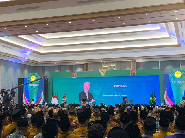 Ganjar Pranowo hadiri acara Rakernas Lembaga Dakwah Islam Indonesia (LDII) di Grand Ballroom Minhaajurroyidiin, Jakarta, Rabu (8/11/2023). Foto: Luthfi Humam/kumparan