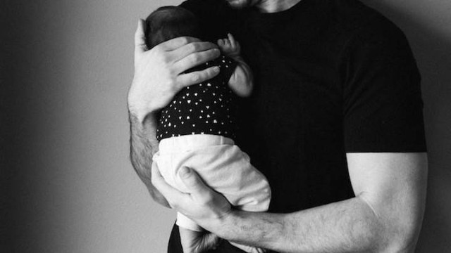 Ilustrasi Cara Menyendawakan Bayi Baru Lahir. Sumber: Kelly Sikkema / Unsplash