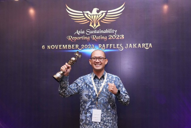 Corporate Secretary PT Bukit Asam Tbk (PTBA) Niko Chandra, saat terima penghargaan Platinum dalam ajang Asia Sustainability Reporting Rating (ASRRAT) 2023 yang digelar oleh National Center for Corporate Reporting (NCCR). Foto: PTBA