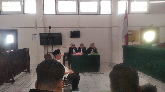 Terdakwa kasus penipuan yang dilakukan Caleg DPR RI dari Partai Hanura asal Daerah Pemilihan (Dapil) Lampung I, Edy Ganefo jalani sidang perdana di PN Palembang, Foto : Istimewa