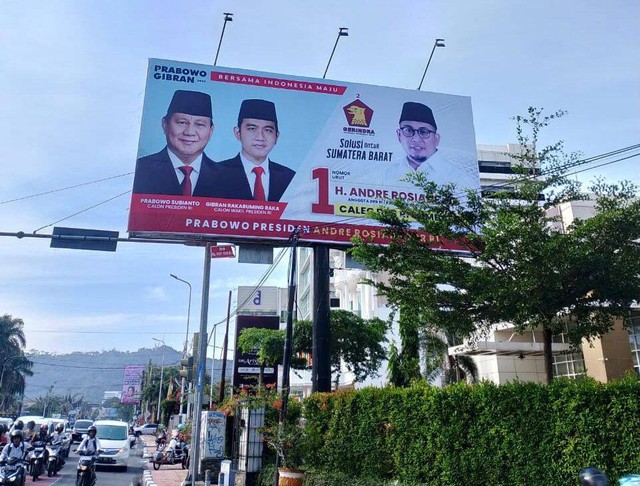 Baliho resmi Bacapres dan Bacawapres dari Kaolisi Indonesia Maju (KIM), Prabowo Subianto-Gibran Rakabuming. Foto: kumparan