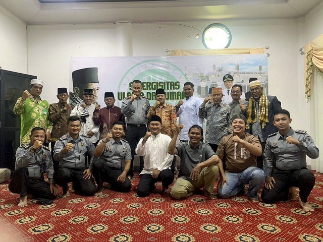 Yuniarto berfoto bersama dengan Ketua MUI setelah melakukan pertemuan. Dok Humas Lapas Bengkulu