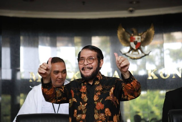 Hakim Mahkamah Konstitusi (MK) Anwar Usman menggelar konferensi pers setelah dicopot dari Ketua MK setelah terbukti melakukan pelanggaran etik di gedung MKRI, Jakarta, Rabu (8/11/2023). Foto: Aditia Noviansyah kumparan