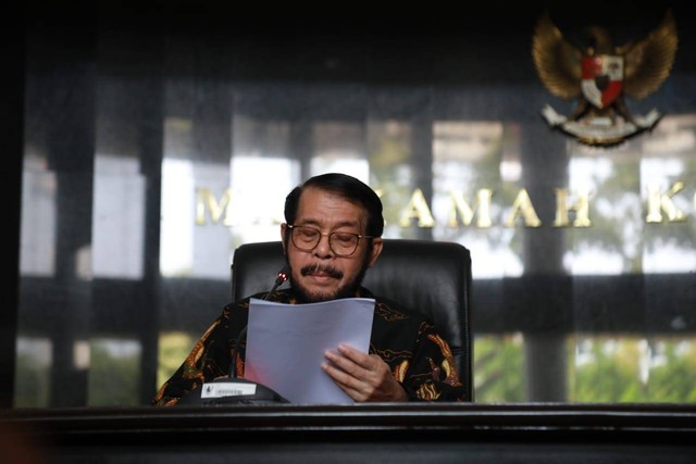 Hakim Mahkamah Konstitusi (MK) Anwar Usman menggelar konferensi pers setelah dicopot dari Ketua MK setelah terbukti melakukan pelanggaran etik di gedung MKRI, Jakarta, Rabu (8/11/2023). Foto: Aditia Noviansyah kumparan