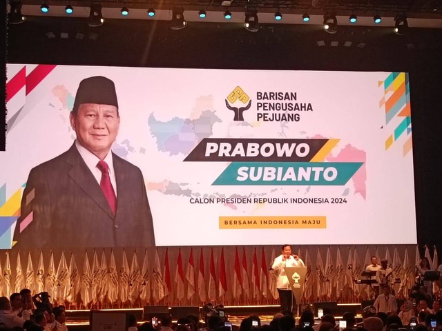 Sambutan Bacapres Koalisi Indonesia Maju, Prabowo Subianto dalam acara deklarasi relawan Barisan Pengusaha Pejuang mendukung Prabowo-Gibran di Djakarta Theater, Jakarta Pusat, Rabu (8/11/2023). Foto: Zamachsyari/kumparan