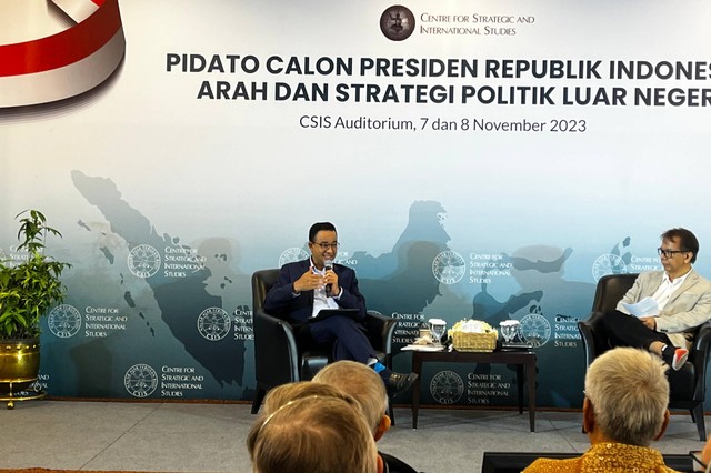 Bacapres Koalisi Perubahan, Anies Baswedan, berbicara soal arah dan strategi politik luar negeri di CSIS Auditorium, Pakarti Center, Jakarta Pusat, Rabu (8/11/2023). Foto: Haya Syahira/kumparan