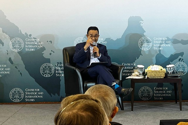 Bacapres Koalisi Perubahan, Anies Baswedan, berbicara soal arah dan strategi politik luar negeri di CSIS Auditorium, Pakarti Center, Jakarta Pusat, Rabu (8/11/2023). Foto: Haya Syahira/kumparan