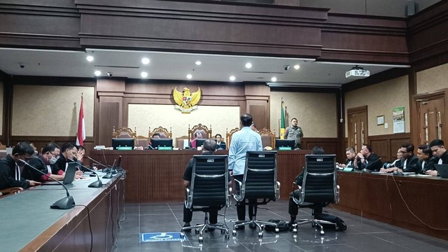 Mantan Menkoinfo Johnny G. Plate mendengarkan vonis saat menjalani sidang pembacaan putusan terkait dugaan korupsi BTS 5G Bakti Kominfo di PN Jakarta Pusat, Rabu (8/11/2023). Foto: Hedi/kumparan