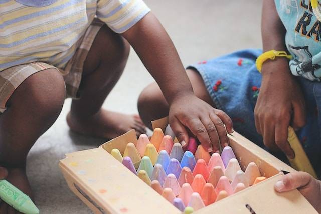 Ilustrasi Kegiatan Motorik Halus Anak Usia 2-3 Tahun. Foto: dok. Unsplash/Tina Floersch