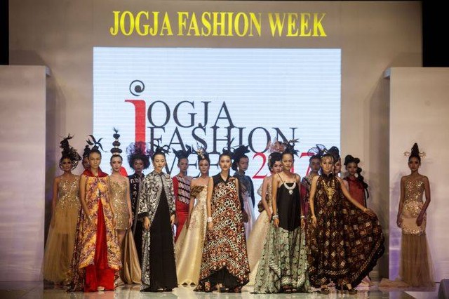 Para model tengah memperagakan busana di event Jogja Fashion Week. Foto: Antara Foto/Andreas Fitriatmoko