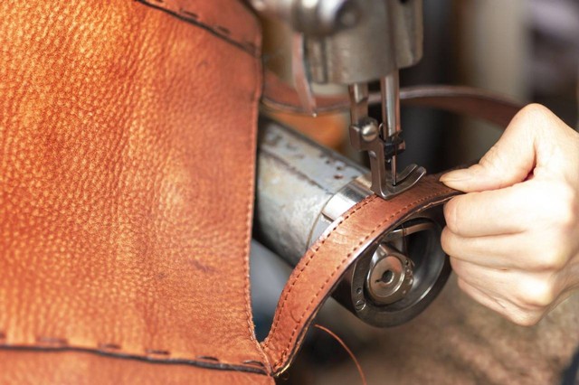 Ilustrasi pembuatan tas kerajinan kulit. Gambar diambil dari shutterstock.com.